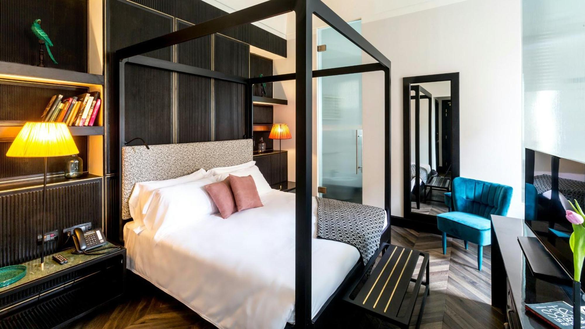 The H'All Tailor Suite Roma Eksteriør billede A bedroom at the hotel