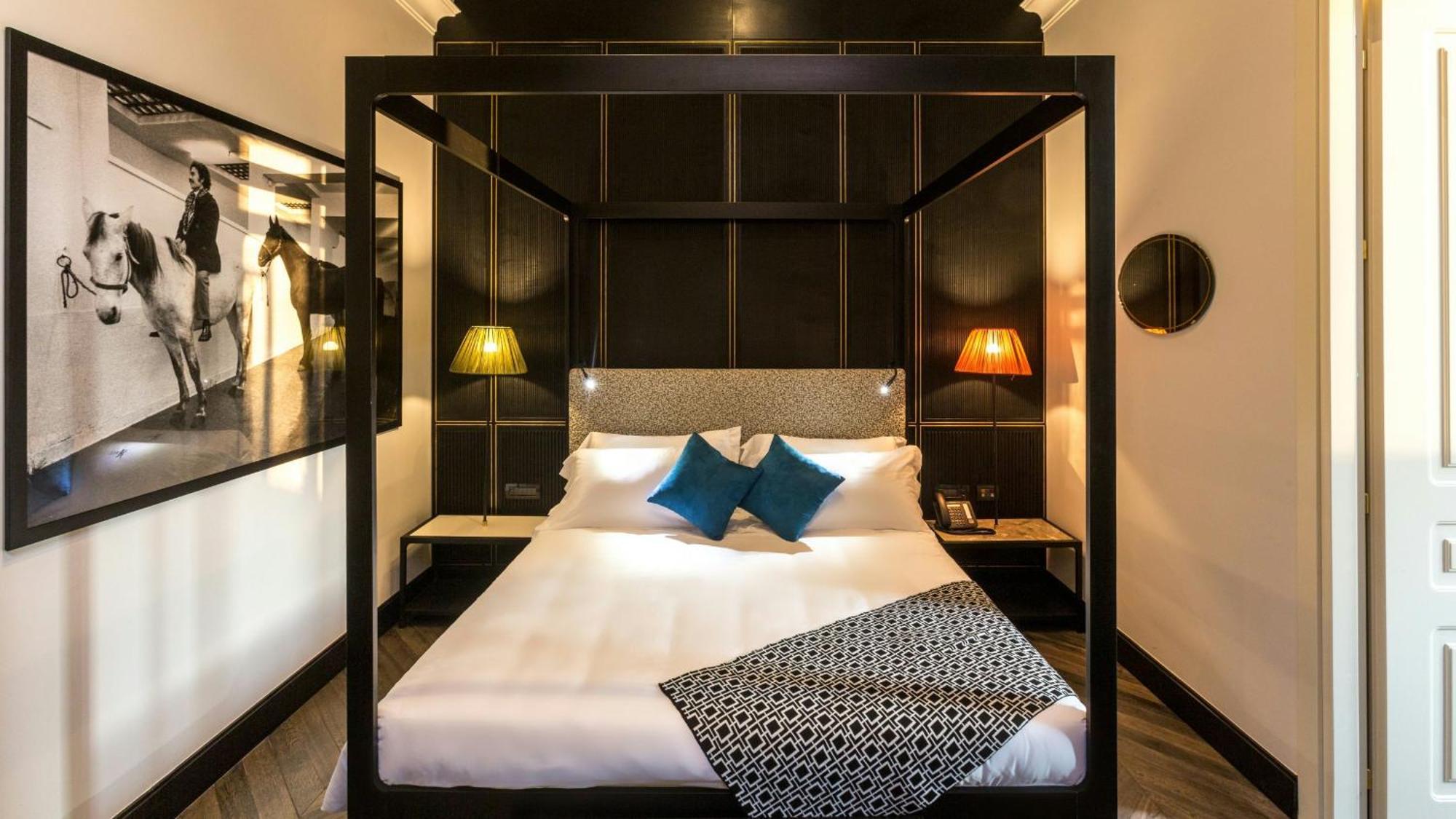 The H'All Tailor Suite Roma Eksteriør billede A room at the hotel