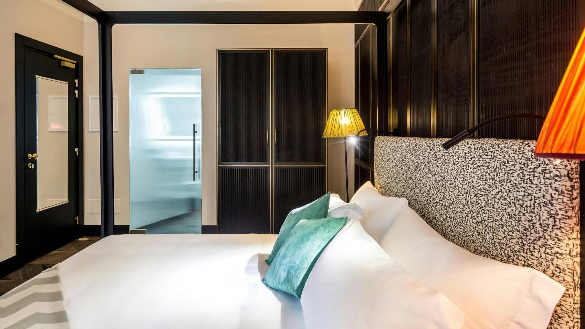 The H'All Tailor Suite Roma Eksteriør billede A bedroom at the hotel