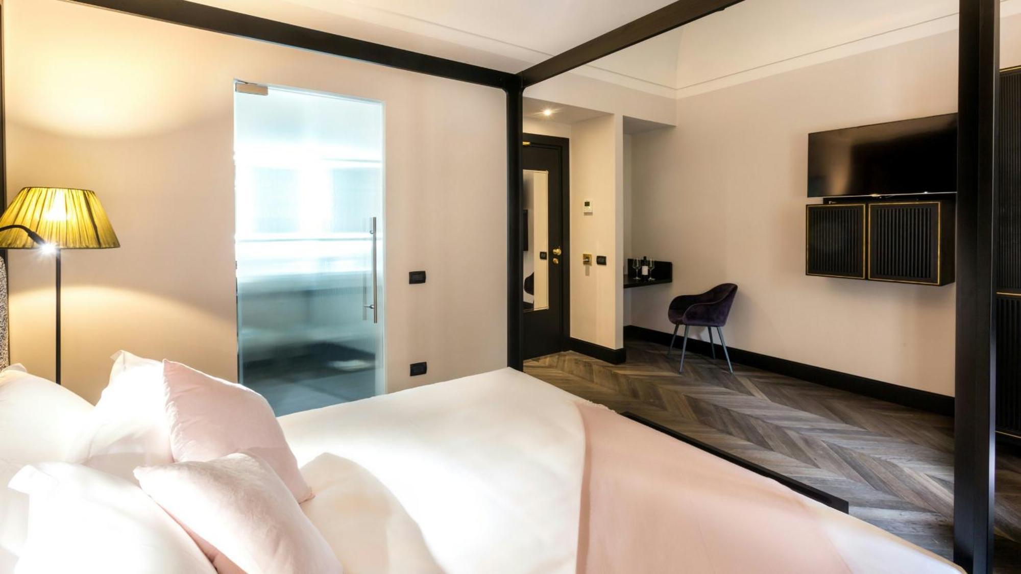 The H'All Tailor Suite Roma Eksteriør billede A room at the hotel