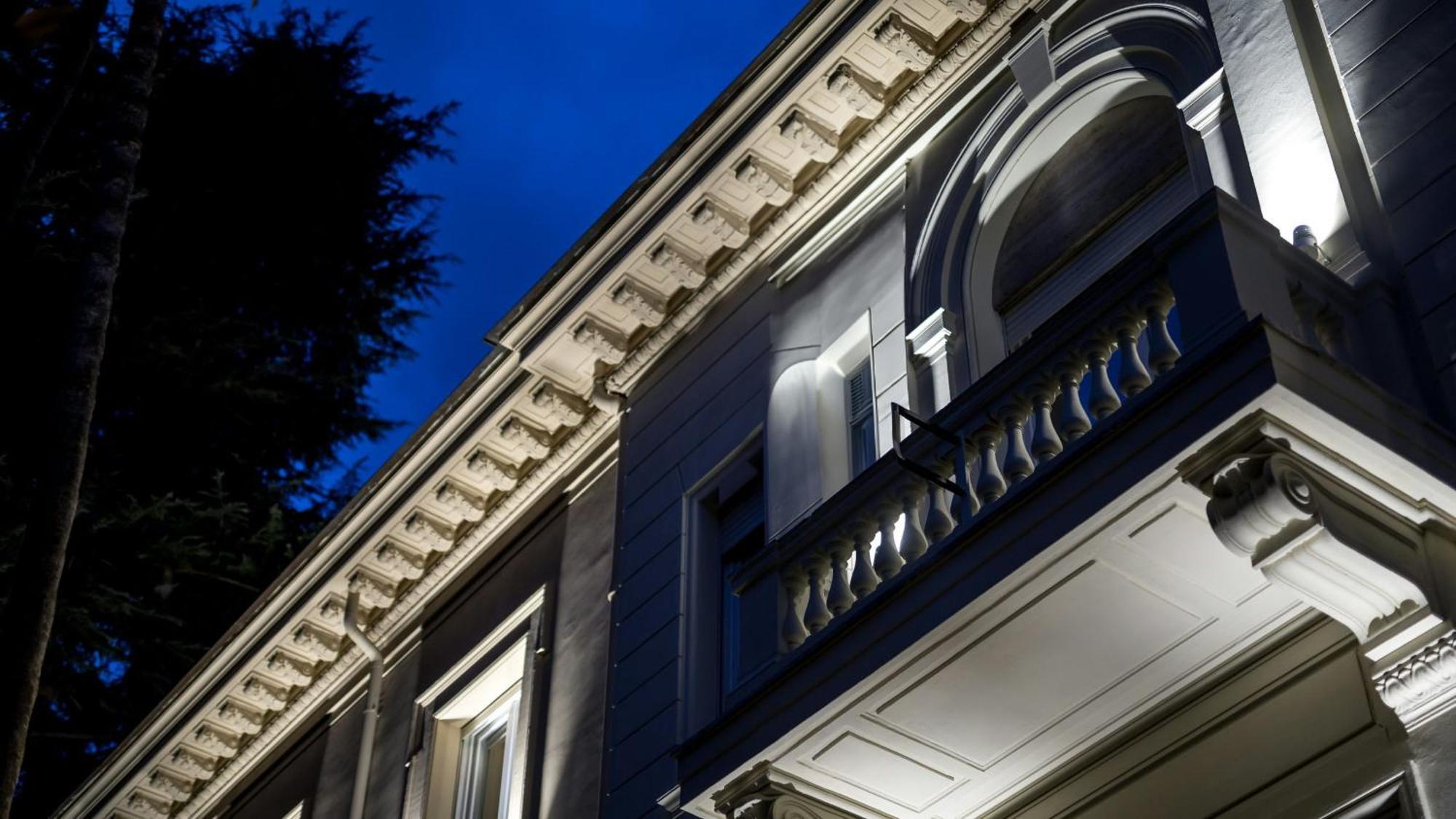 The H'All Tailor Suite Roma Eksteriør billede The facade of the house at night